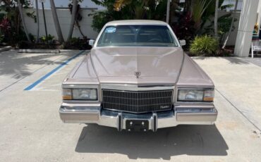 Cadillac-Fleetwood-1991-Sedan-2