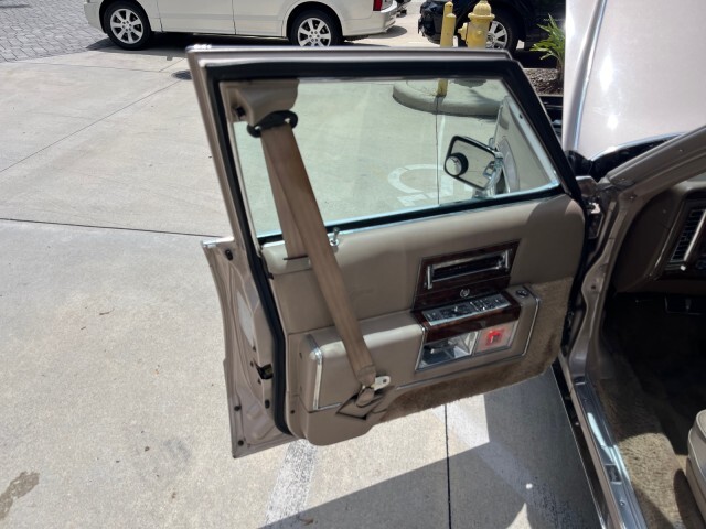 Cadillac-Fleetwood-1991-Sedan-9
