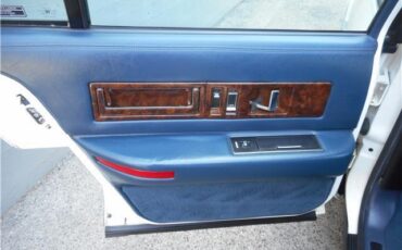 Cadillac-Fleetwood-1993-Sedan-16