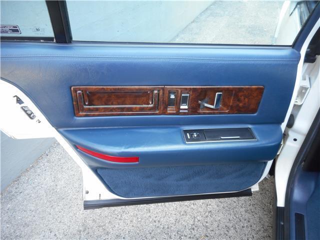 Cadillac-Fleetwood-1993-Sedan-16