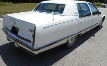 Cadillac-Fleetwood-1993-Sedan-2