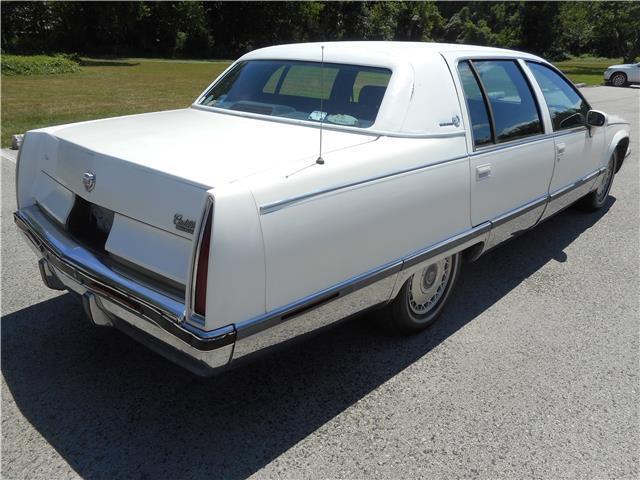 Cadillac-Fleetwood-1993-Sedan-2