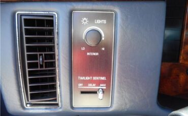 Cadillac-Fleetwood-1993-Sedan-25