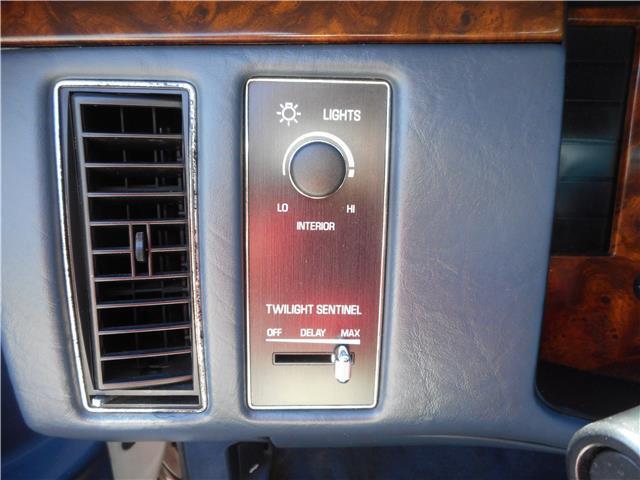 Cadillac-Fleetwood-1993-Sedan-25