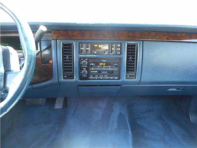 Cadillac-Fleetwood-1993-Sedan-31