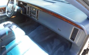 Cadillac-Fleetwood-1993-Sedan-35