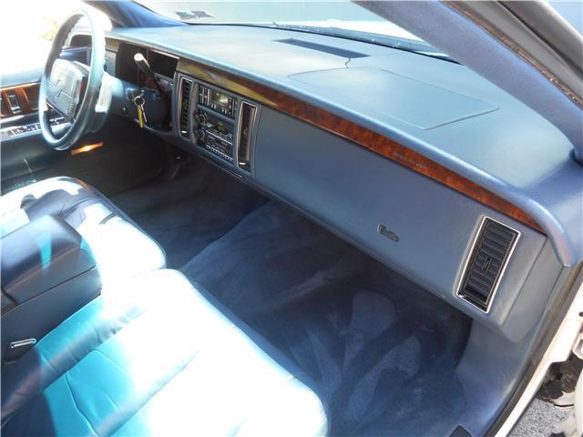 Cadillac-Fleetwood-1993-Sedan-35