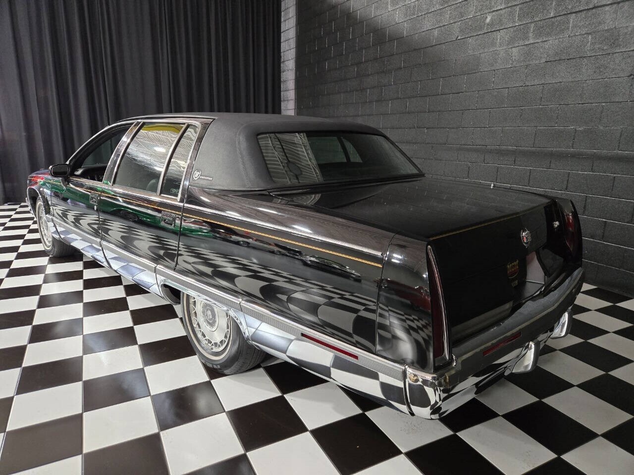 Cadillac-Fleetwood-1994-Sedan-2