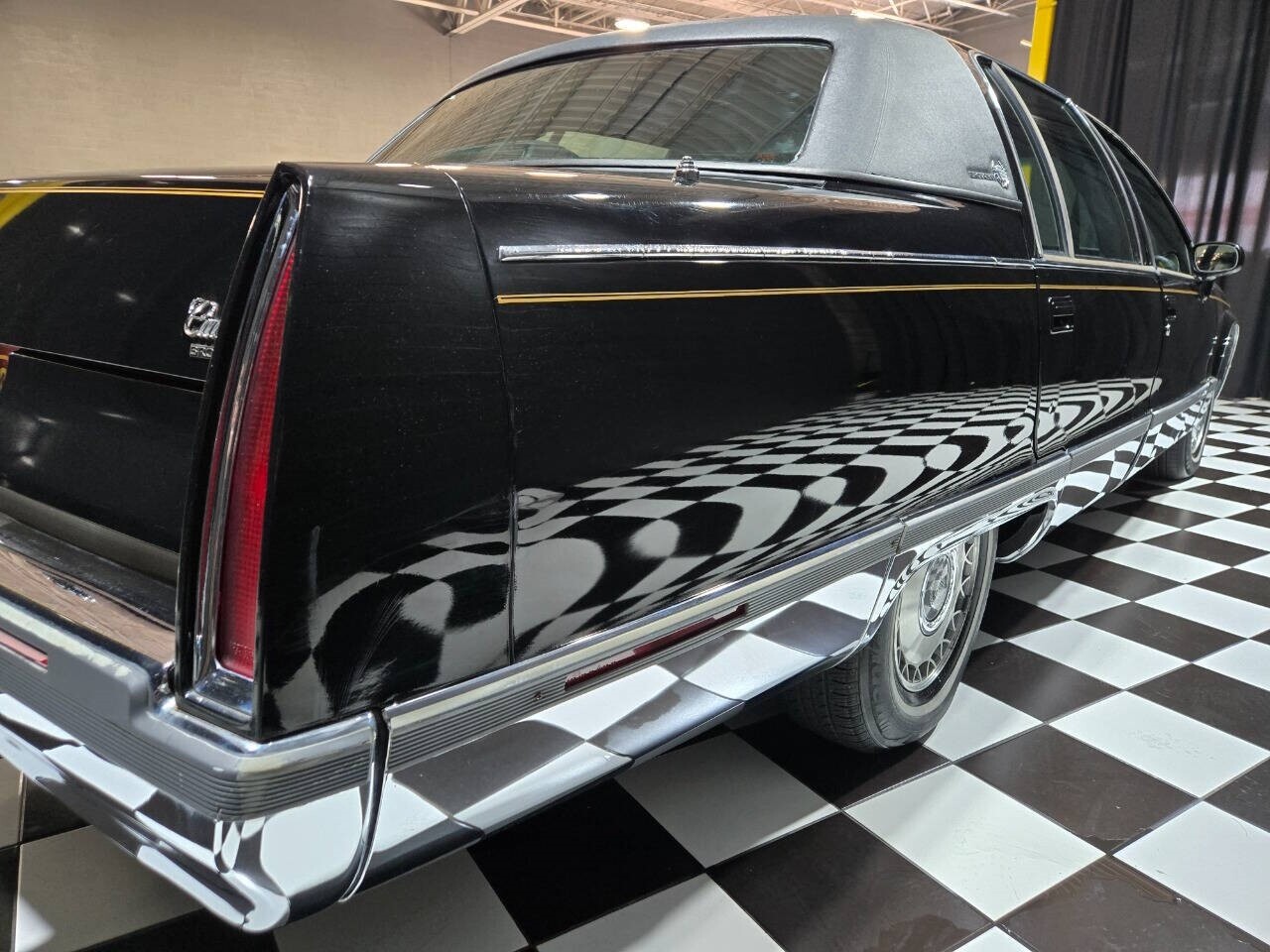 Cadillac-Fleetwood-1994-Sedan-36