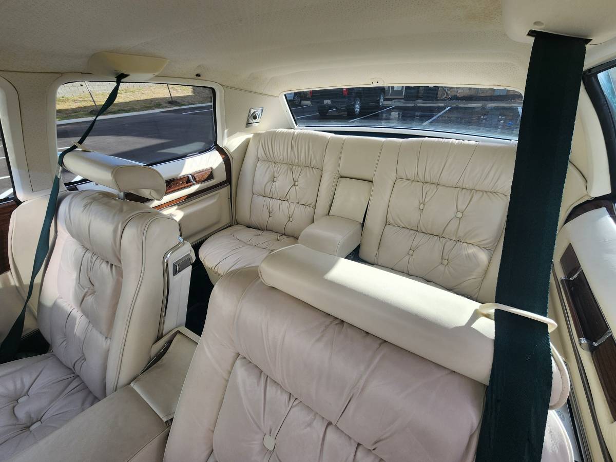 Cadillac-Fleetwood-brougham-1976-3