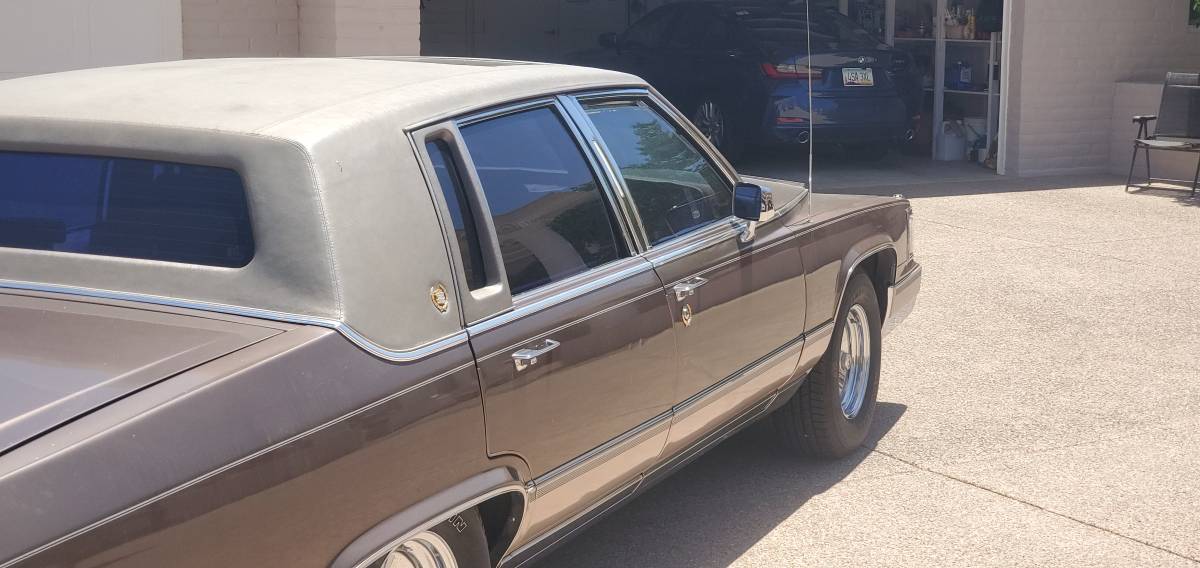 Cadillac-Fleetwood-brougham-de-elegance-1990-brown-1