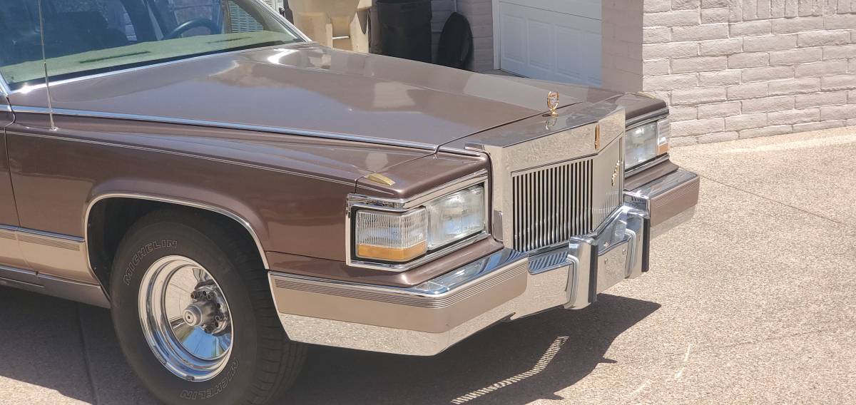Cadillac-Fleetwood-brougham-de-elegance-1990-brown-3
