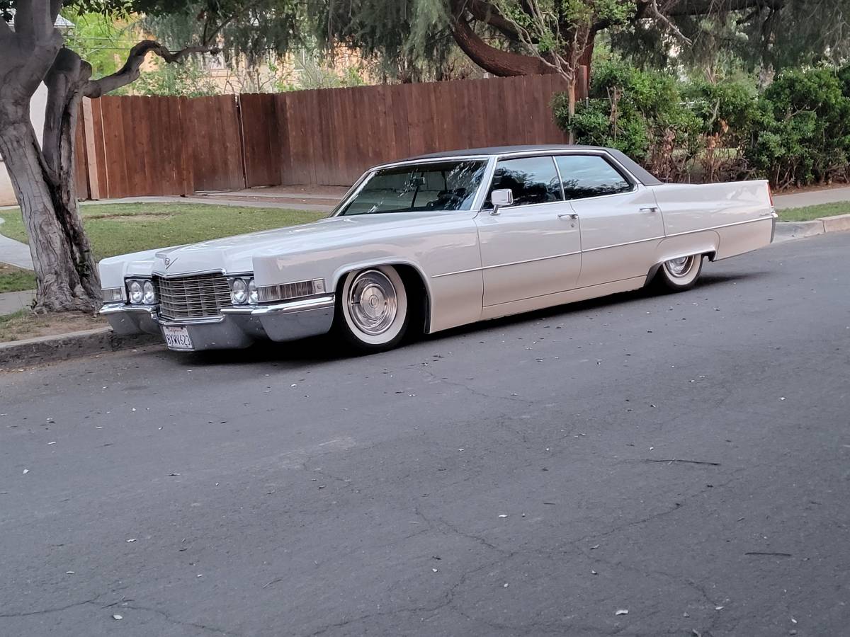 Cadillac-Sedan-1969-white
