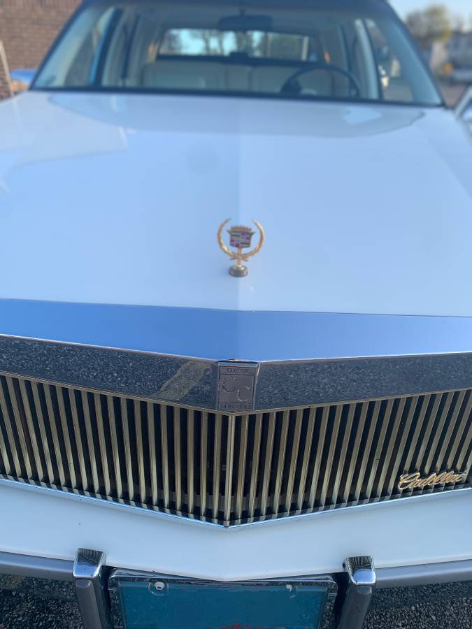 Cadillac-Sedan-deville-1988-white