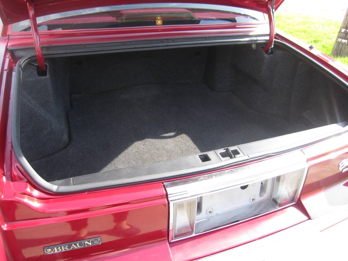 Cadillac-Sedan-deville-1993-red-4