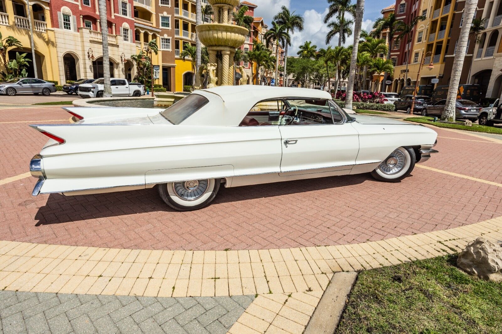 Cadillac-Series-62-1961-Convertible-1