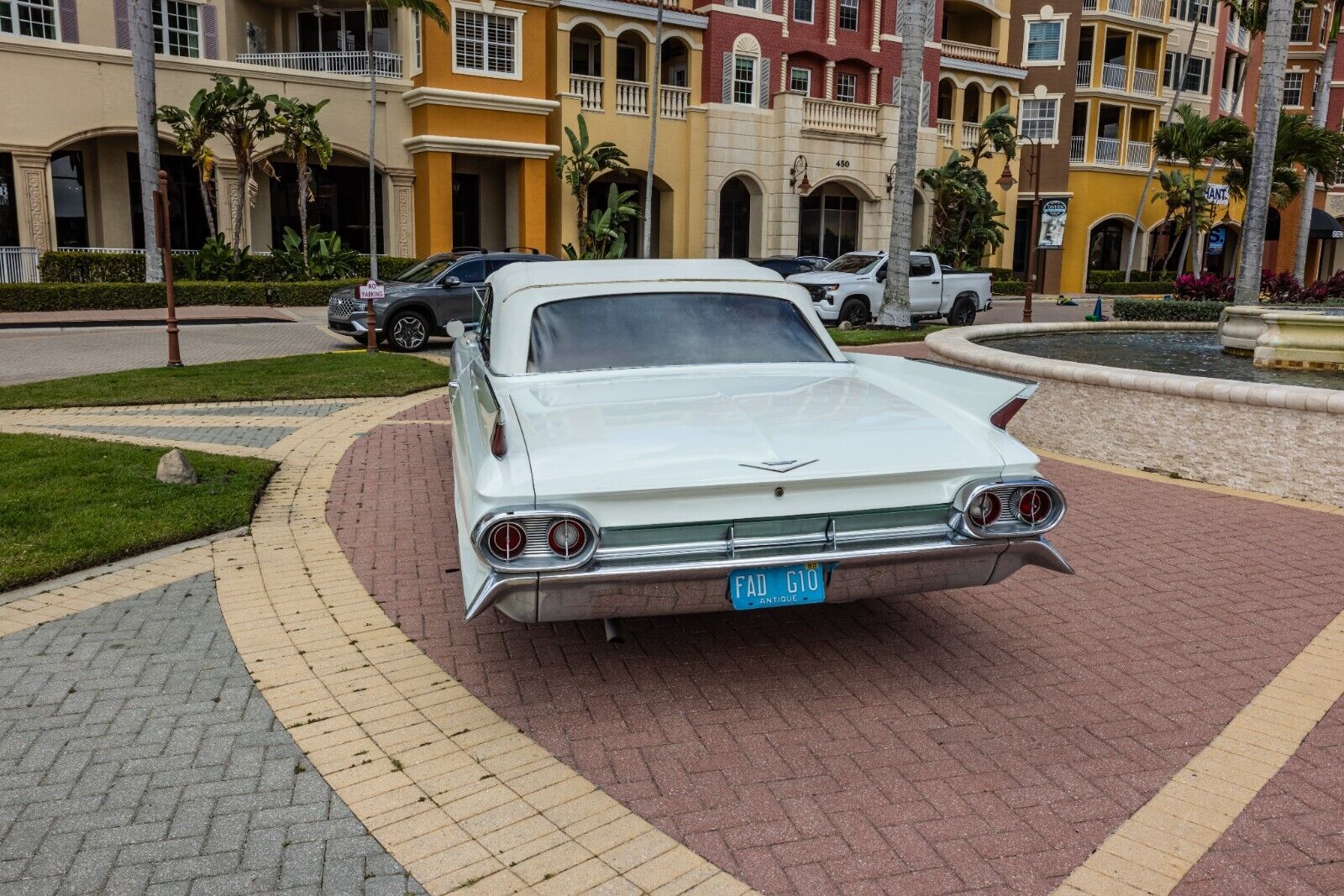 Cadillac-Series-62-1961-Convertible-3