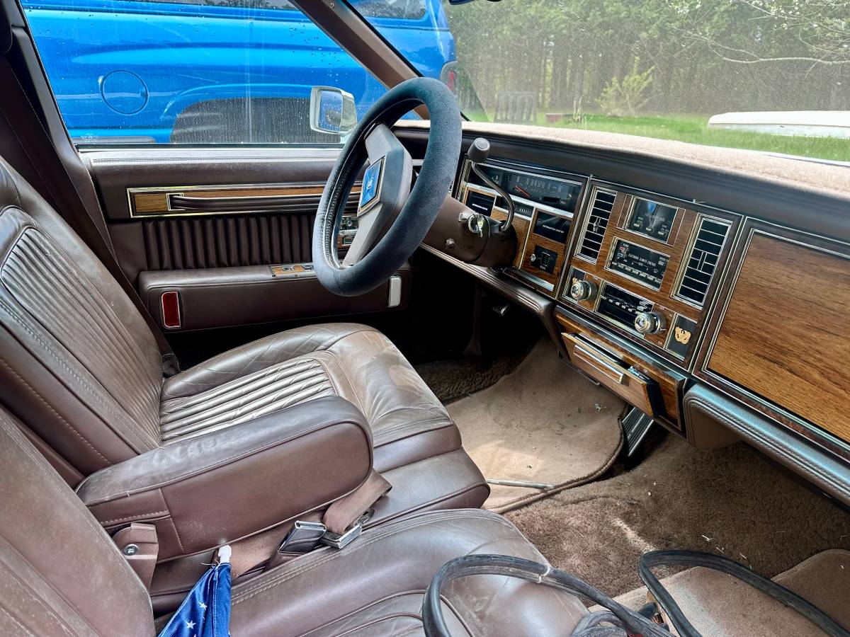 Cadillac-Seville-1982-brown-1