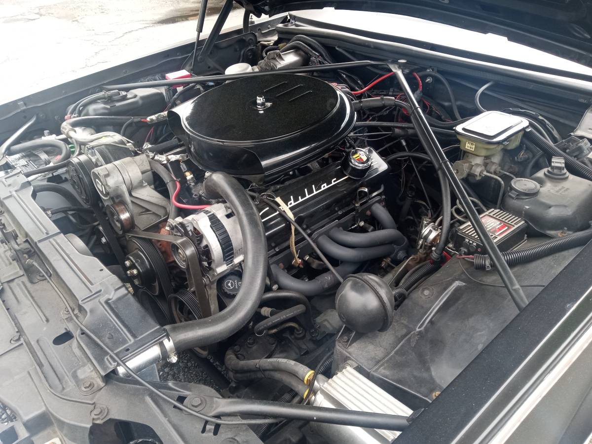 Cadillac-Seville-1983-black-3