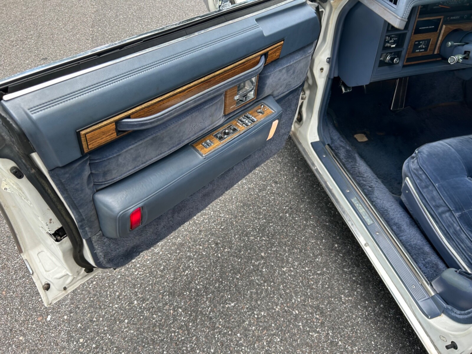 Cadillac-Seville-1984-Sedan-18