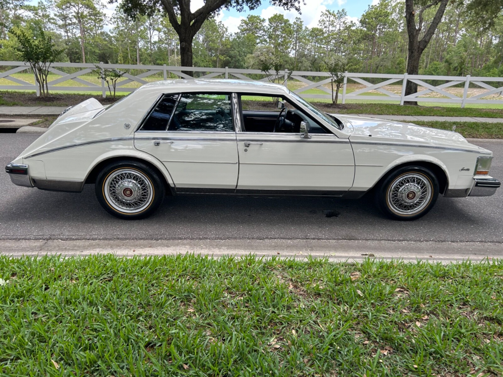 Cadillac-Seville-1984-Sedan-19