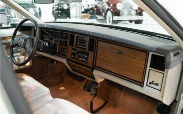 Cadillac-Seville-1984-Sedan-19