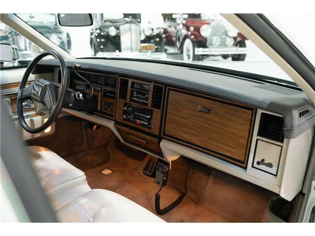 Cadillac-Seville-1984-Sedan-19