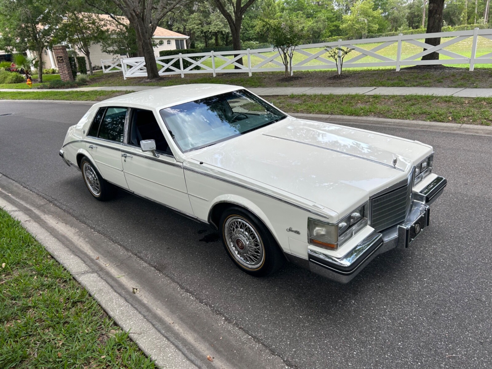Cadillac-Seville-1984-Sedan-20