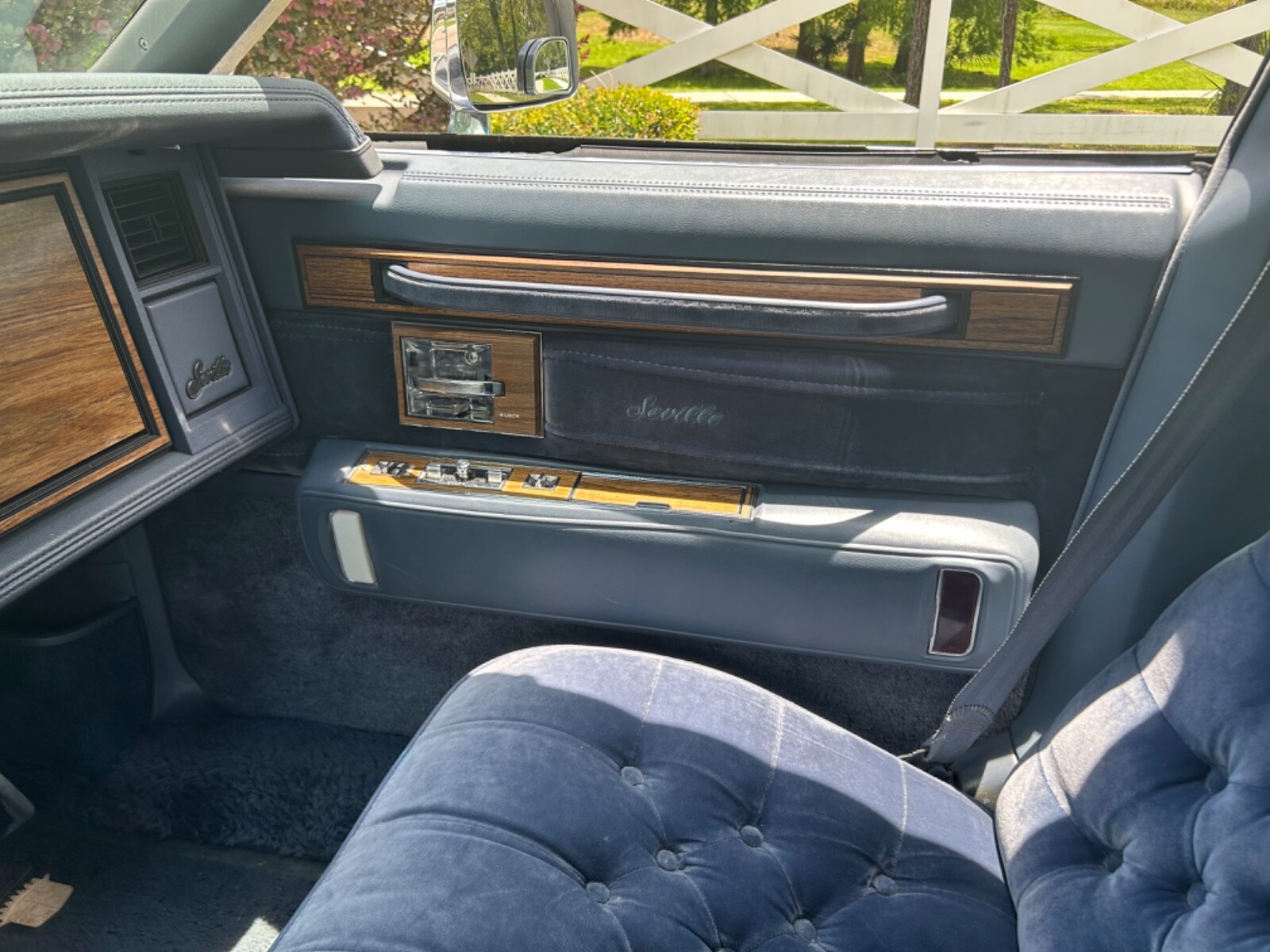 Cadillac-Seville-1984-Sedan-24