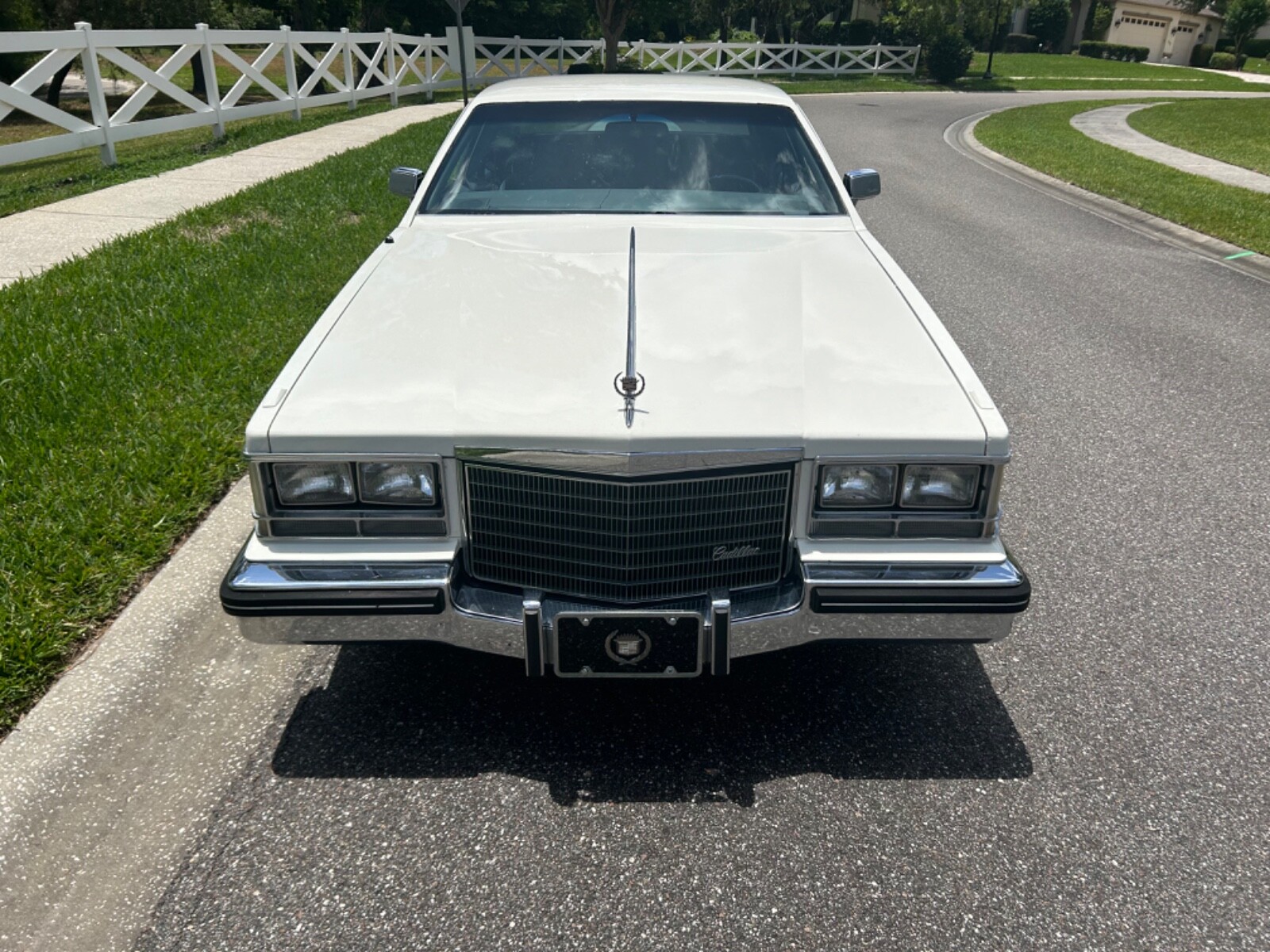 Cadillac-Seville-1984-Sedan-25