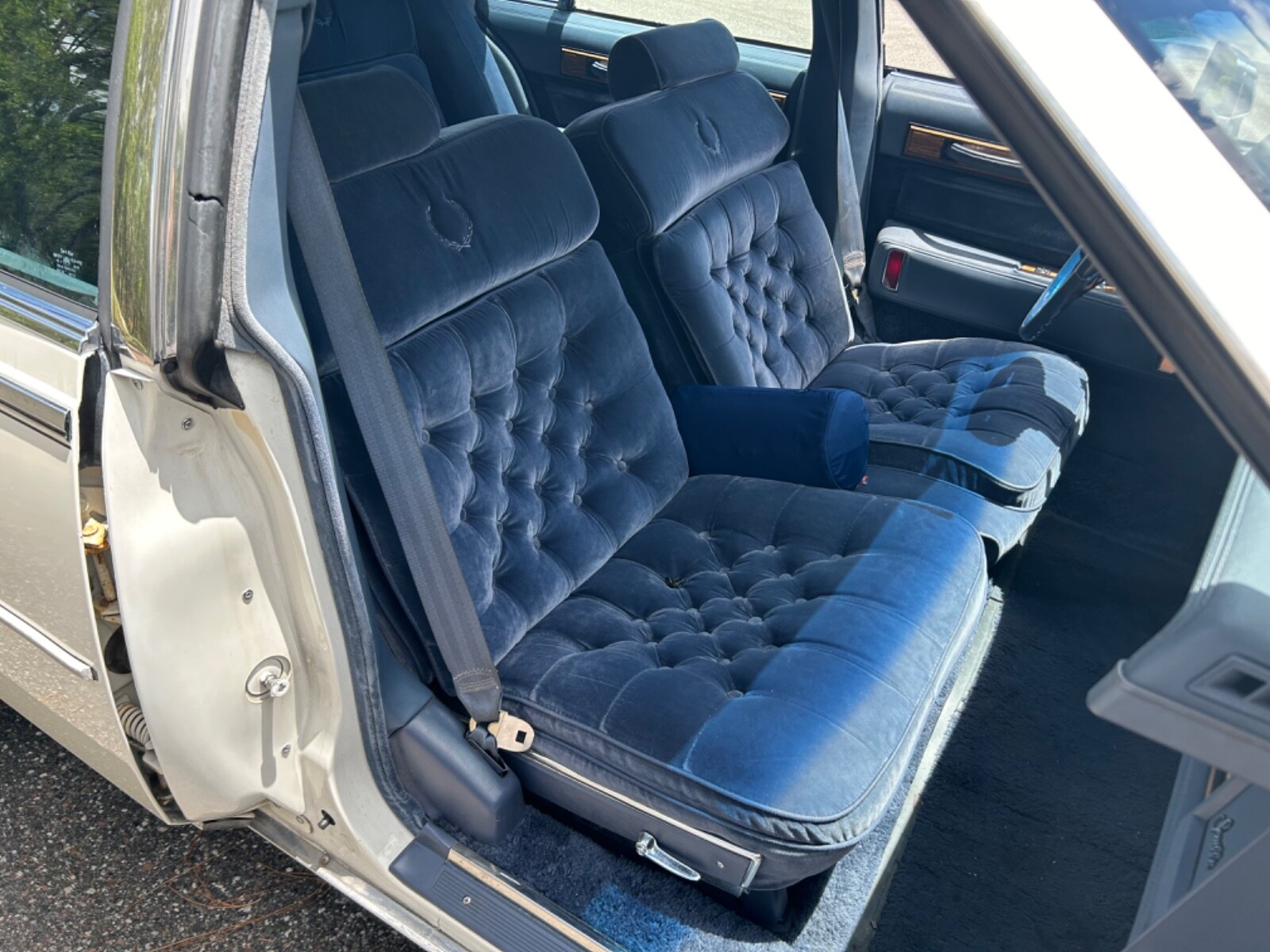 Cadillac-Seville-1984-Sedan-28