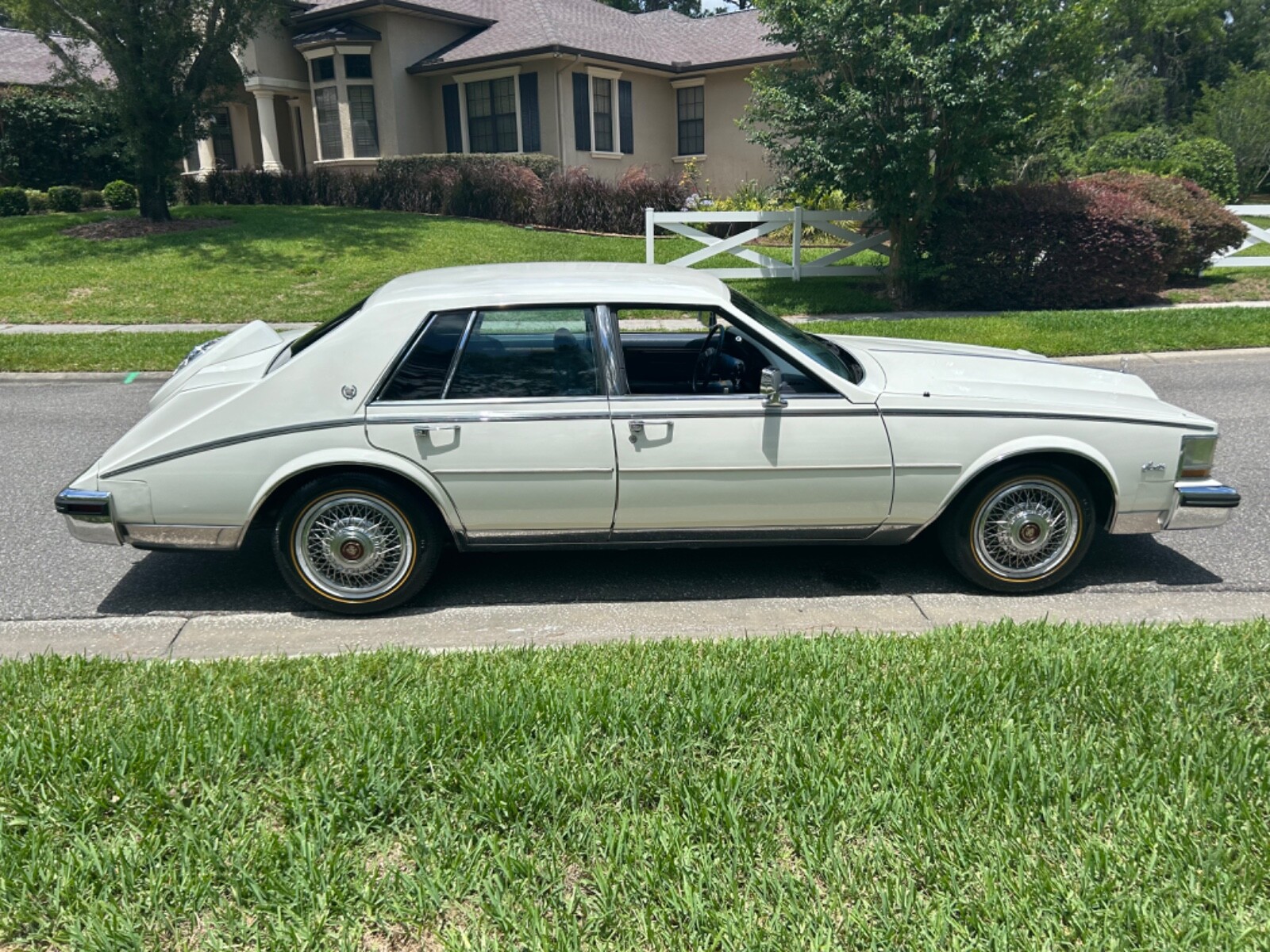 Cadillac-Seville-1984-Sedan-3
