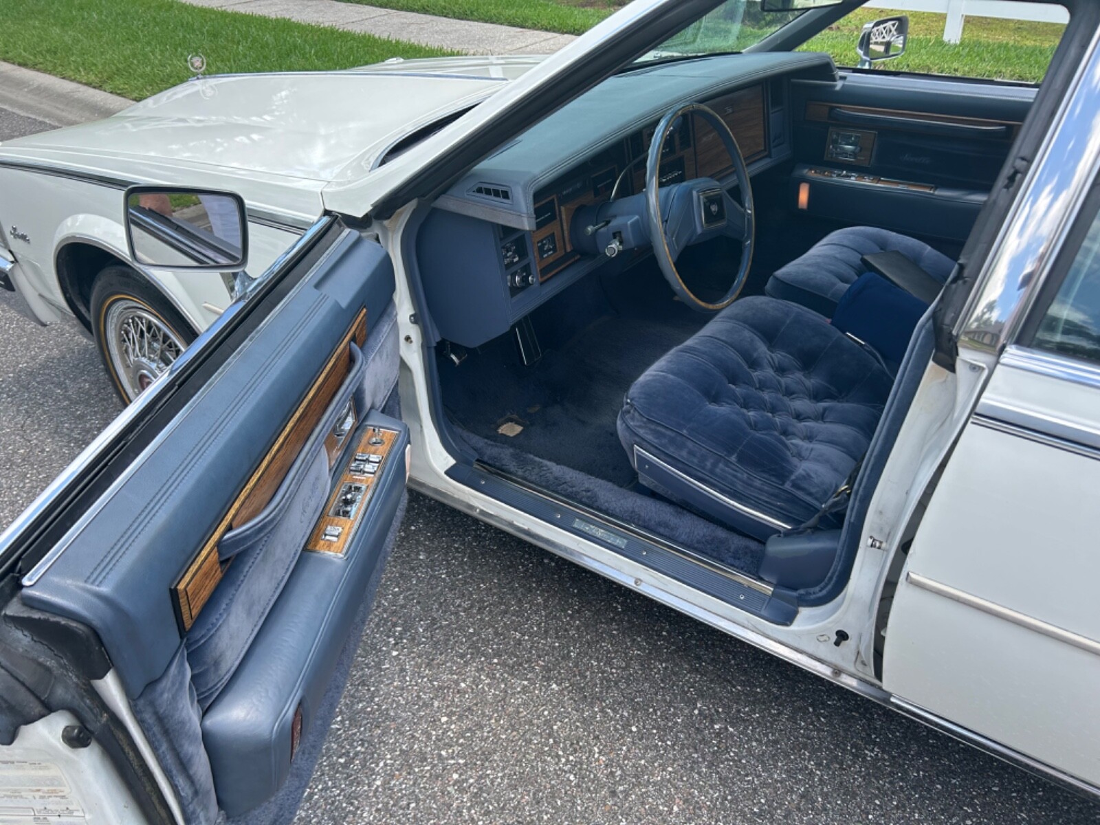 Cadillac-Seville-1984-Sedan-4