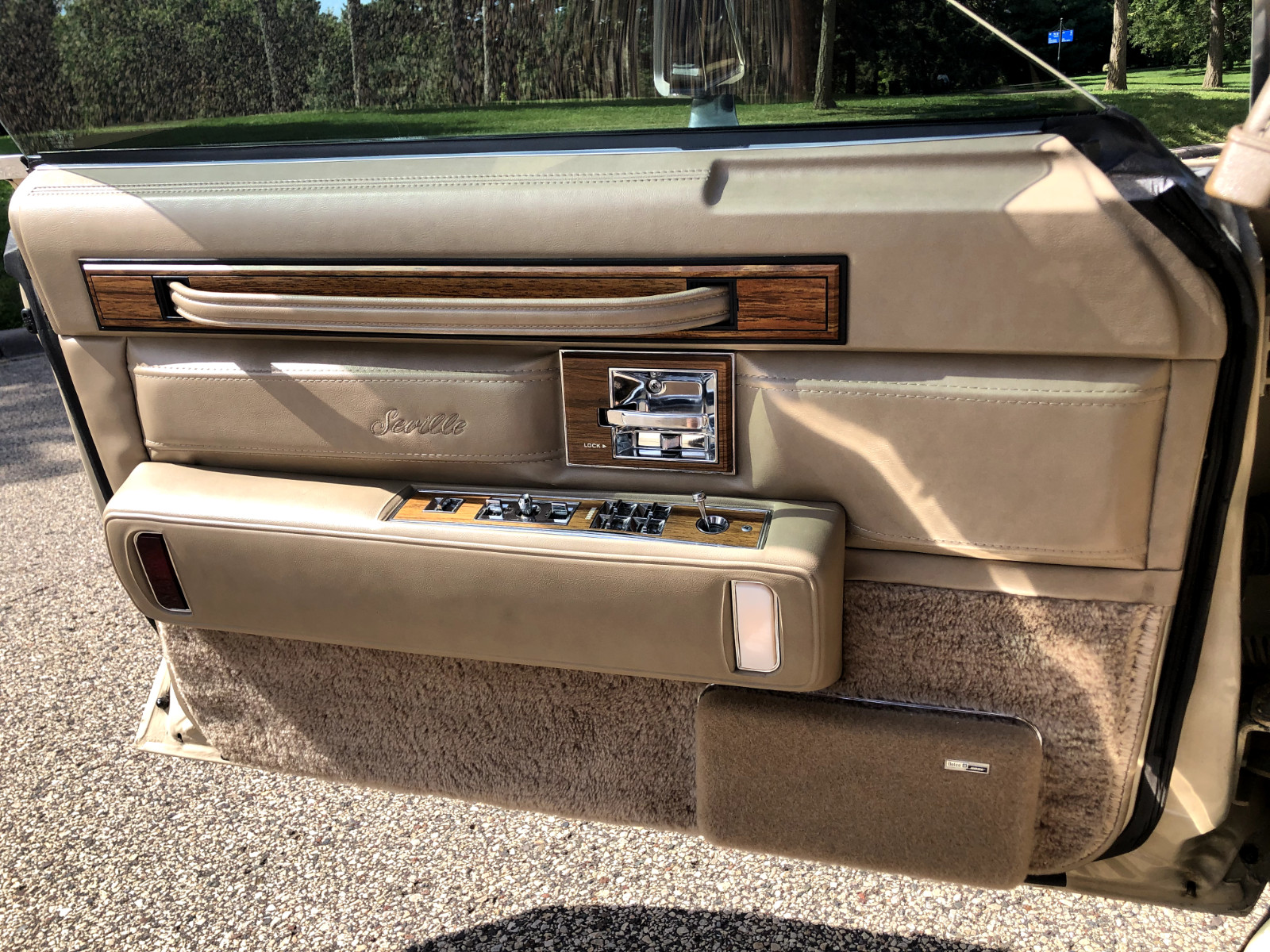 Cadillac-Seville-1985-Sedan-11