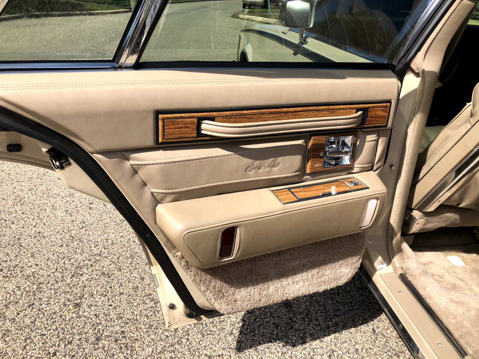 Cadillac-Seville-1985-Sedan-14