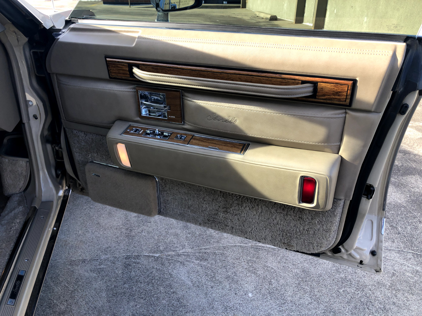 Cadillac-Seville-1985-Sedan-16