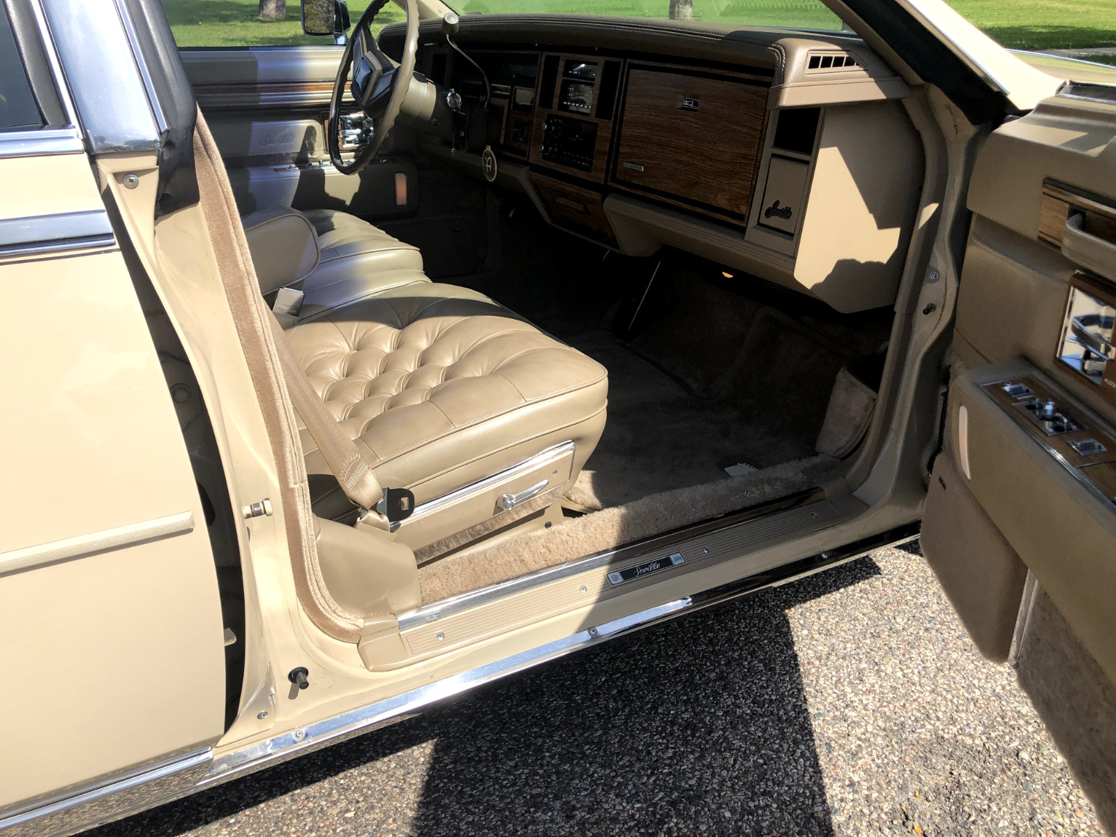 Cadillac-Seville-1985-Sedan-17
