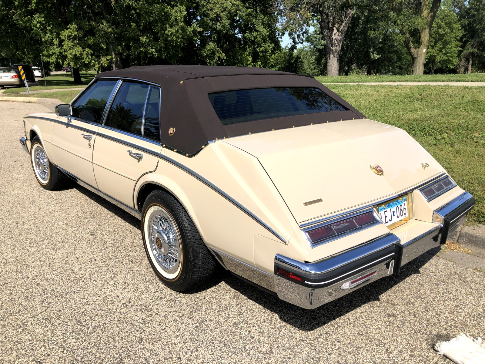 Cadillac-Seville-1985-Sedan-2