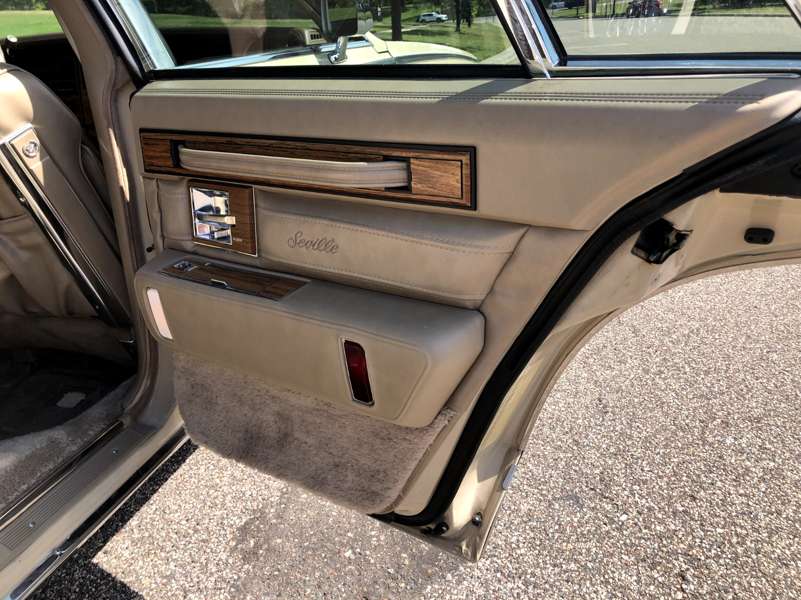Cadillac-Seville-1985-Sedan-20