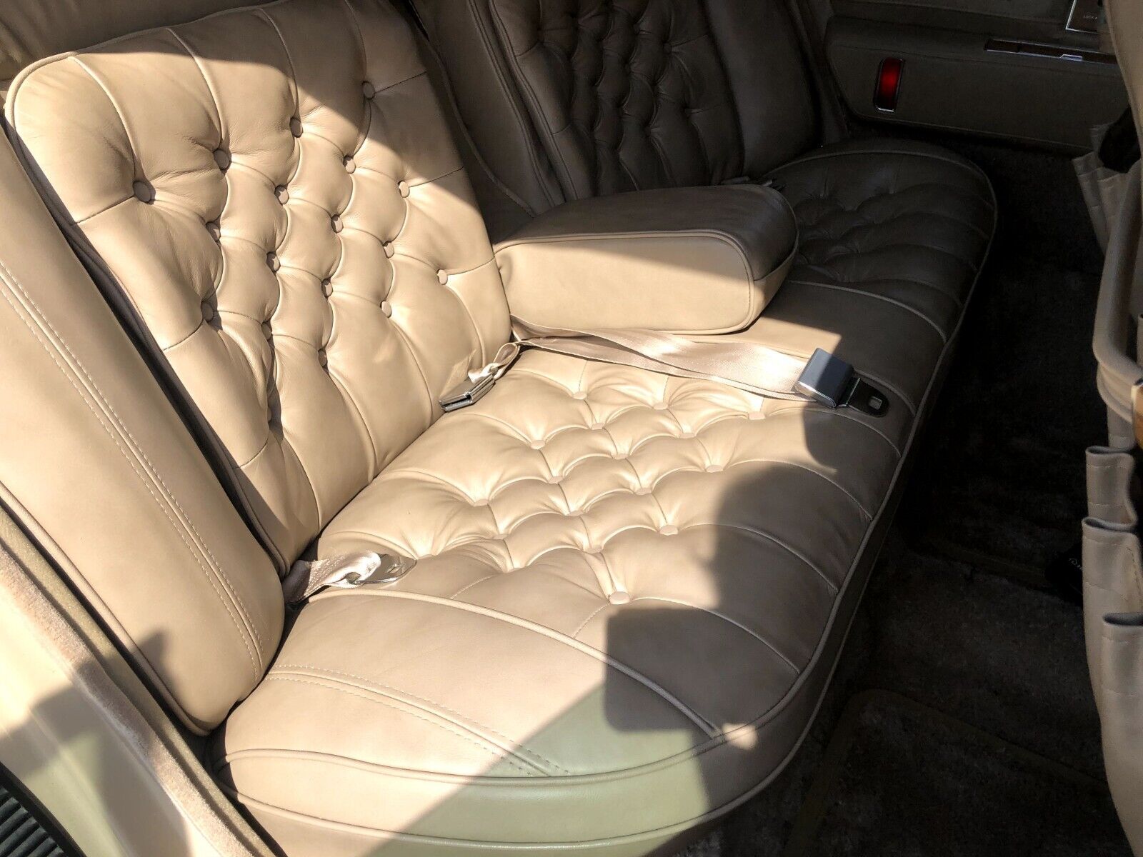 Cadillac-Seville-1985-Sedan-21