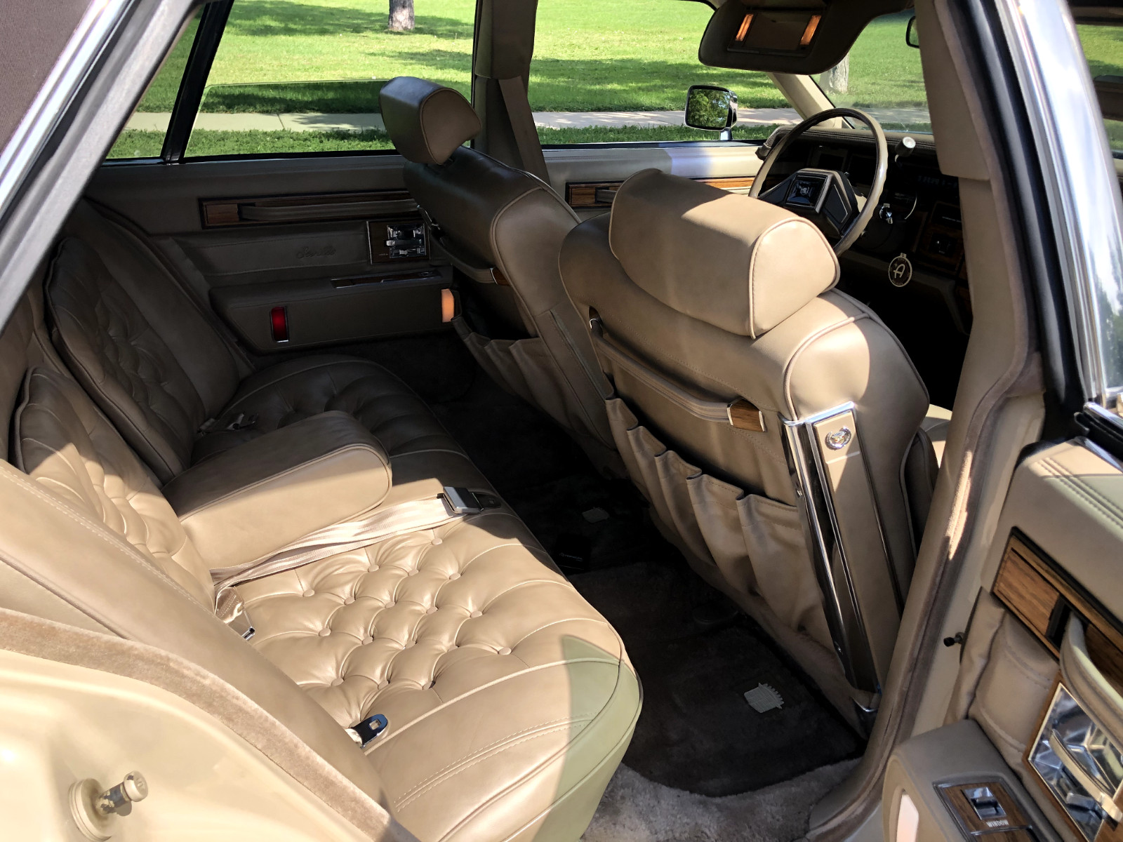 Cadillac-Seville-1985-Sedan-22