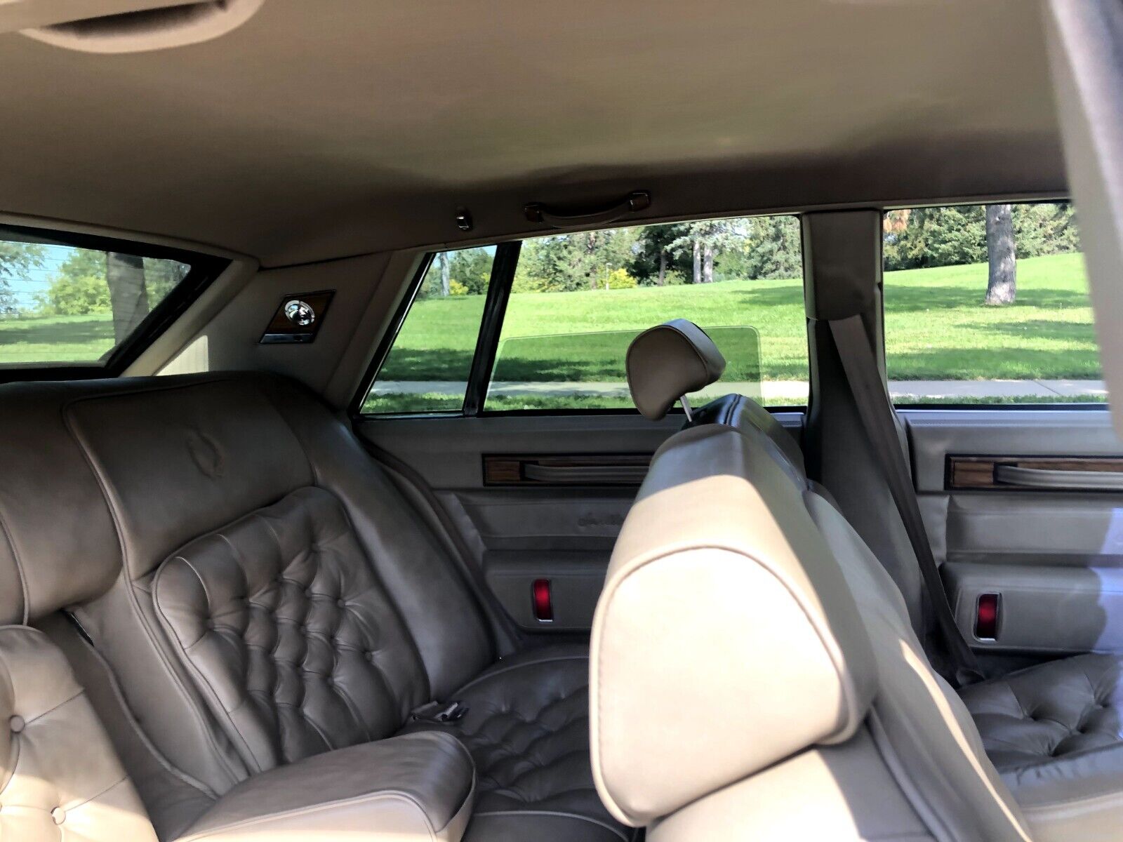 Cadillac-Seville-1985-Sedan-23