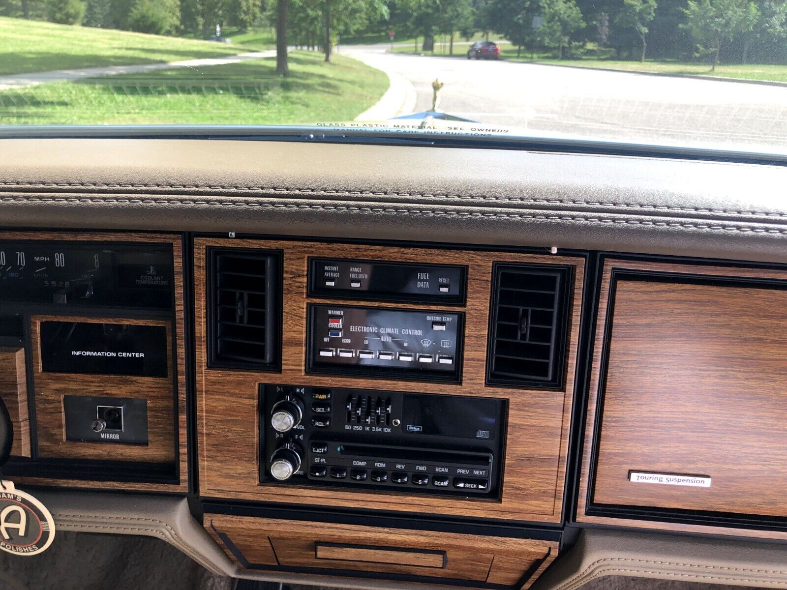 Cadillac-Seville-1985-Sedan-25