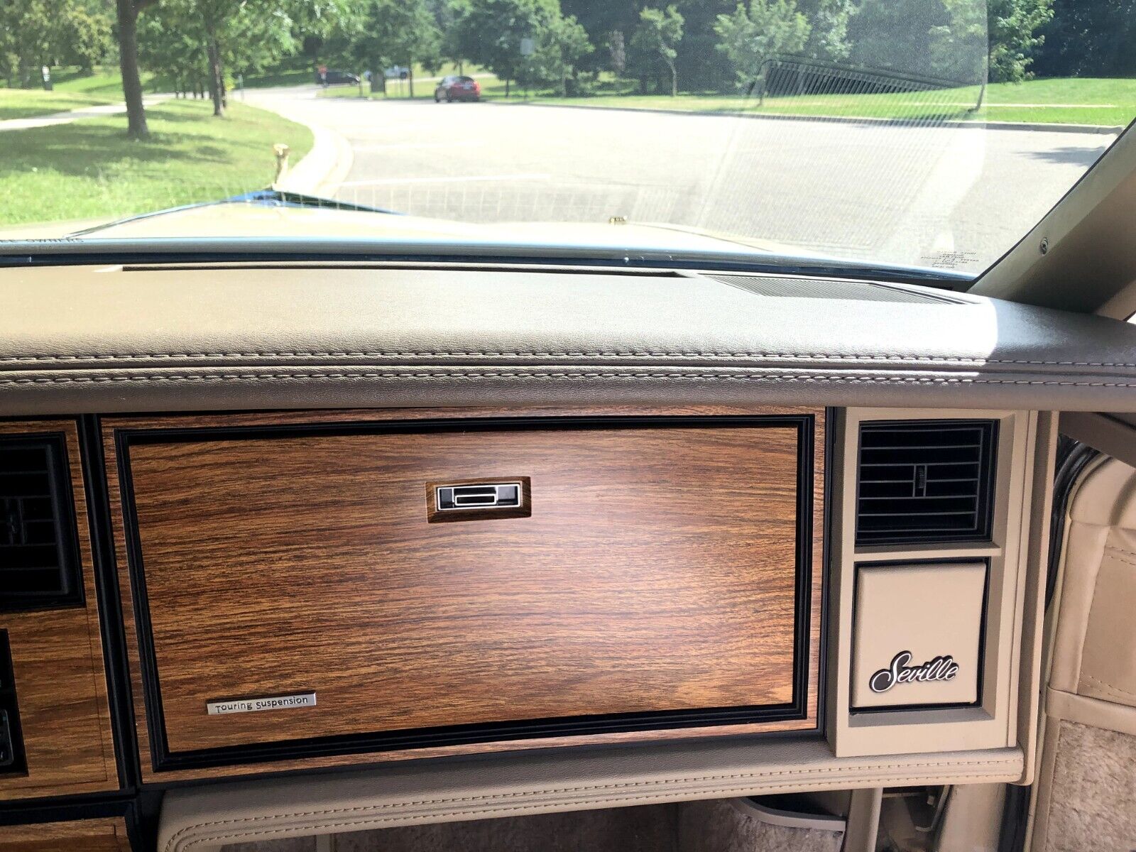 Cadillac-Seville-1985-Sedan-26