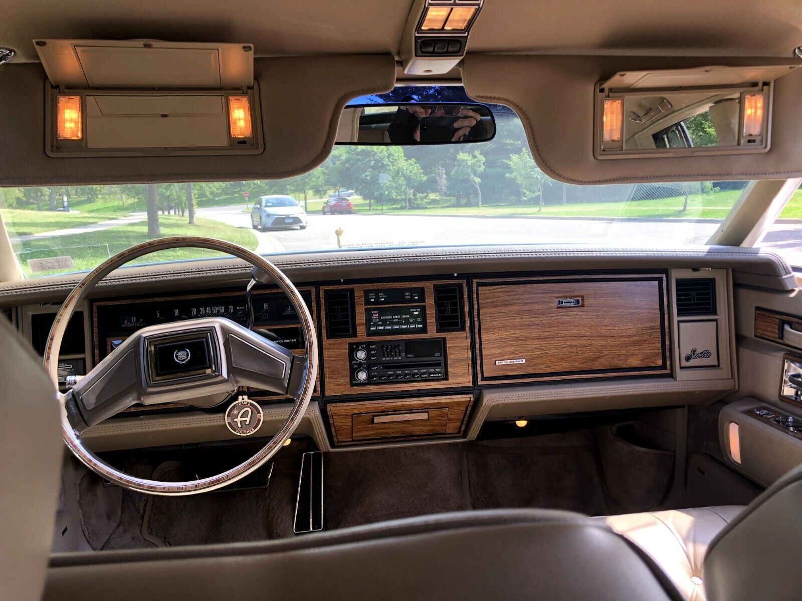 Cadillac-Seville-1985-Sedan-27