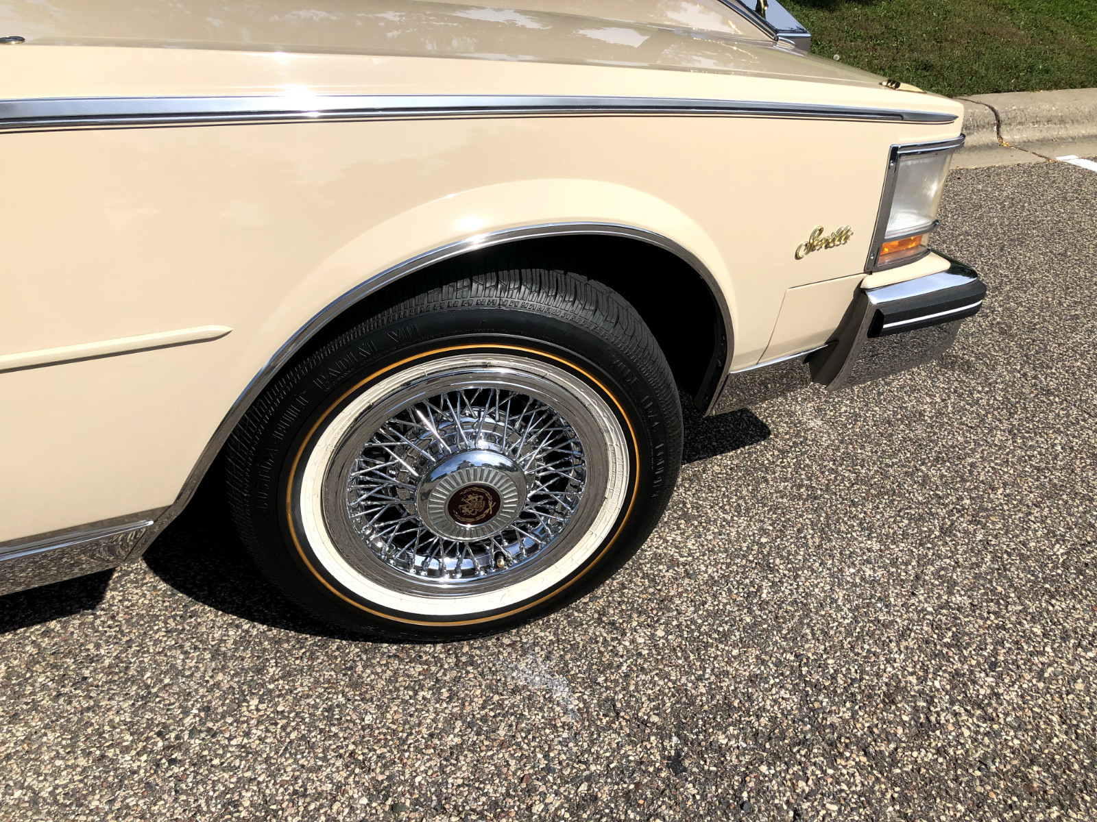 Cadillac-Seville-1985-Sedan-36