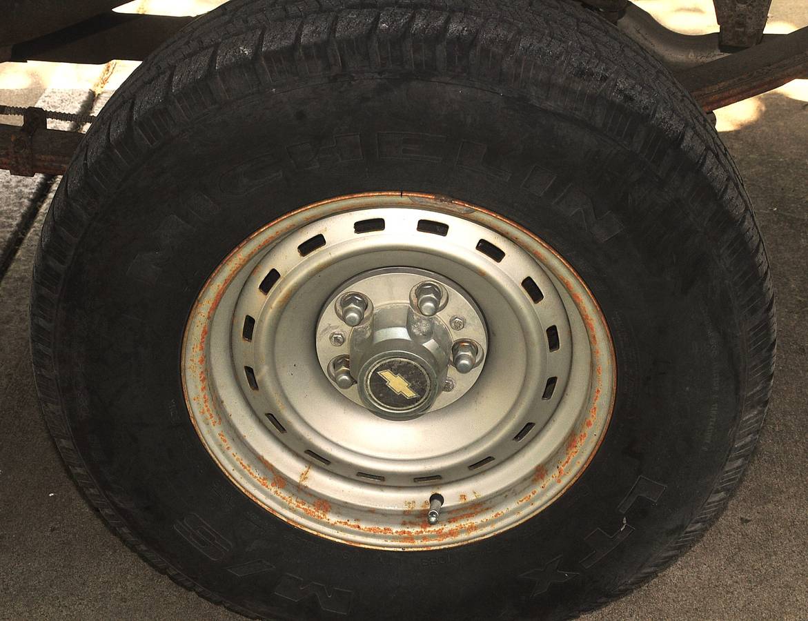 Chevrolet-12-ton-1985-silver-8