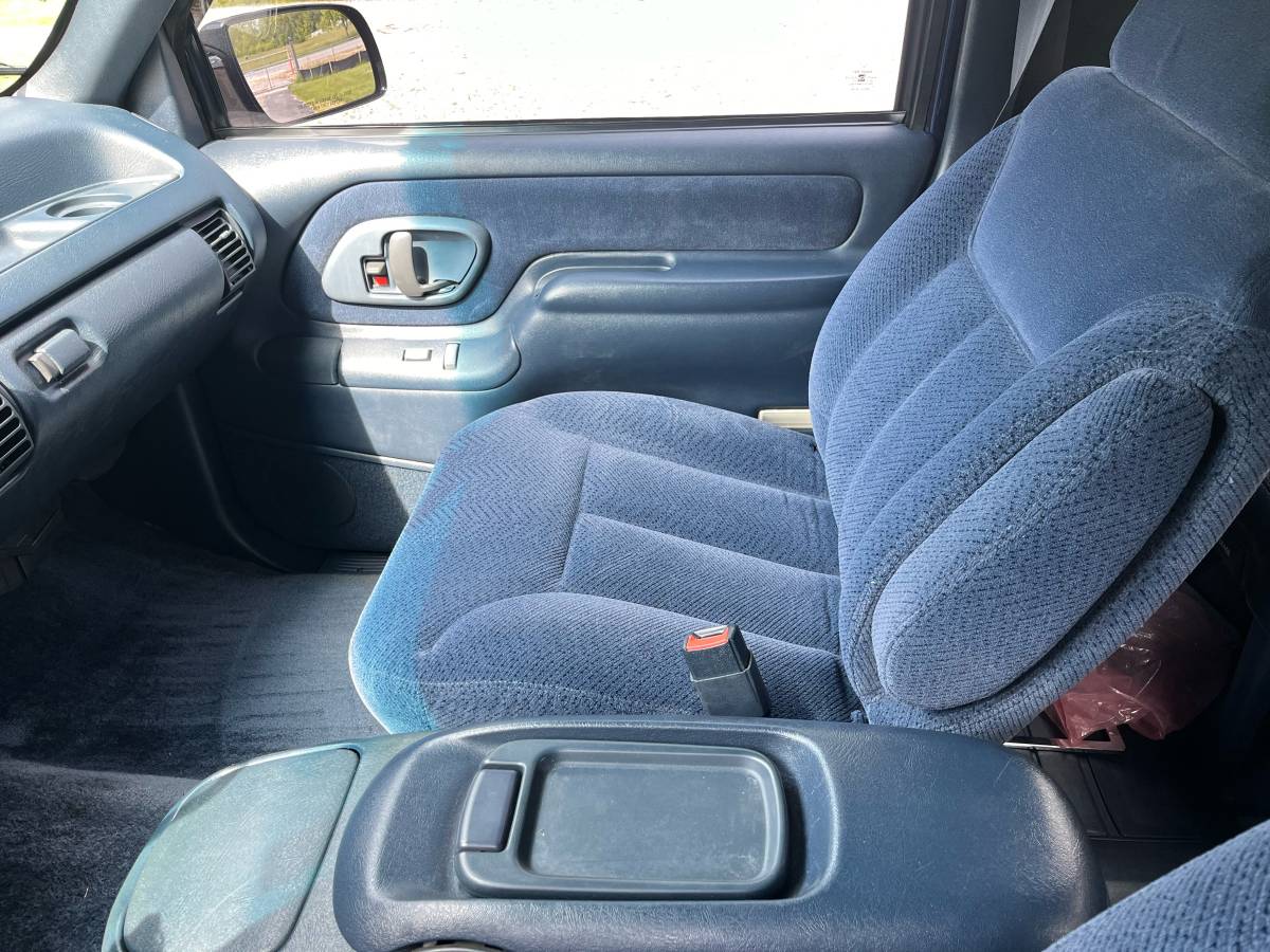 Chevrolet-2-door-tahoe-1995-blue-12