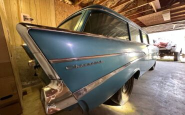 Chevrolet-2dr-wagon-1957-blue-1