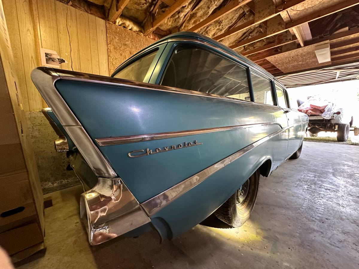 Chevrolet-2dr-wagon-1957-blue-1